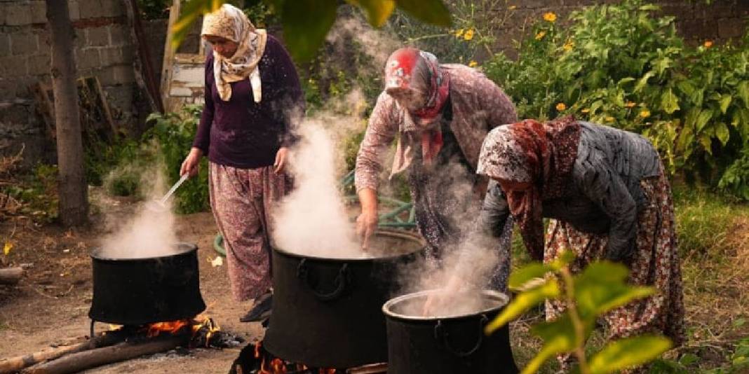 Dut değil keçiboynuzu hiç değil! Doğal yöntemlerle hazırlanıyor: Bu pekmez öksürüğü anında kesiyor 3